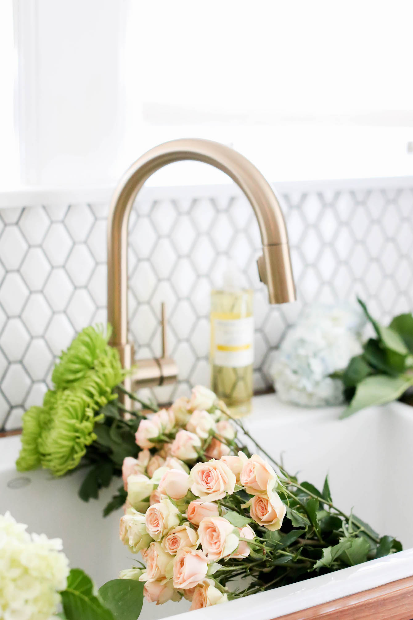How To Arrange Flowers Like A Pro Charmingly Styled