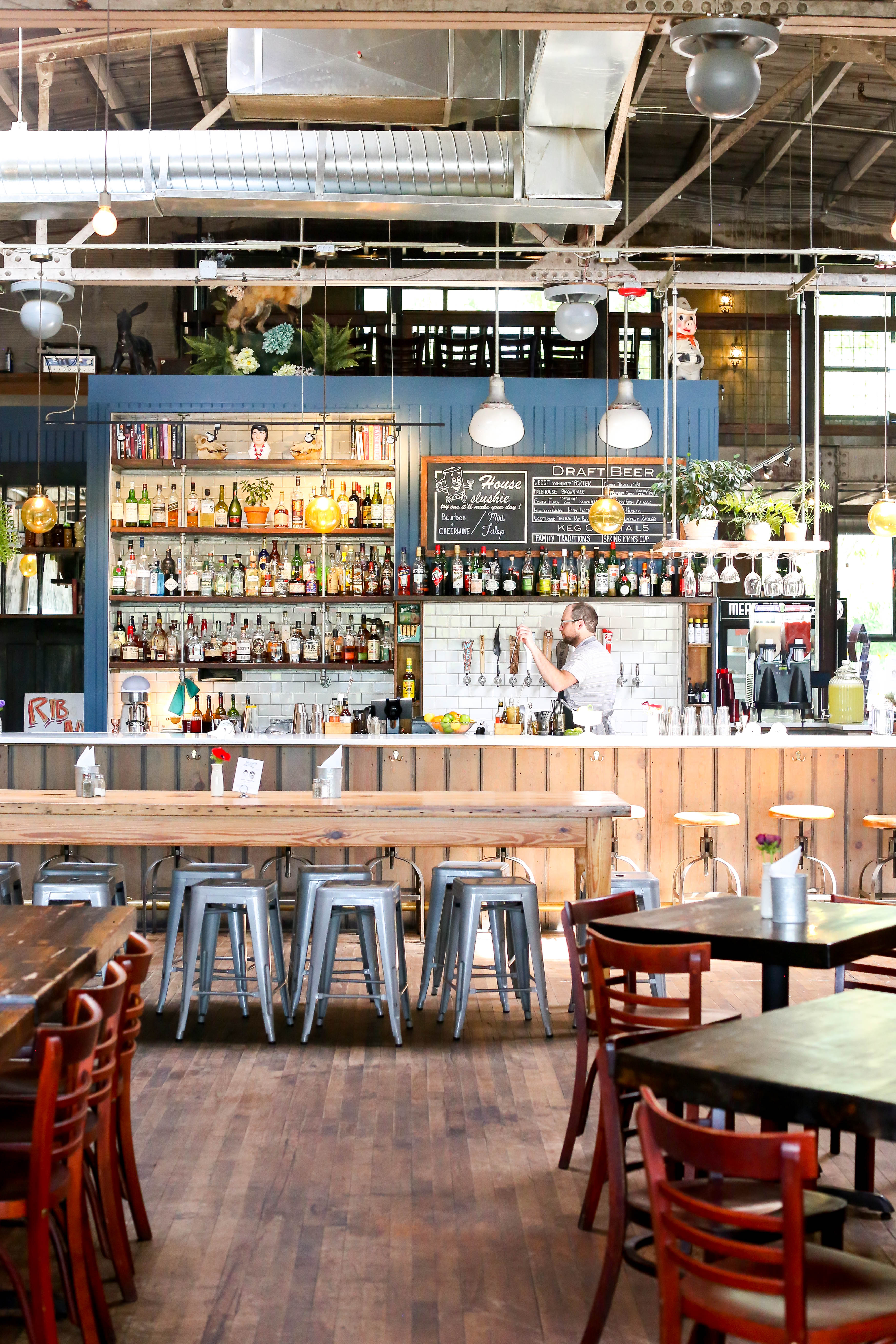 A complete guide to Asheville, North Carolina full of the best places to eat, cocktail bars, places to explore and the best hikes. 